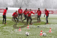 1. BL - Saison 2016/2017 - FC Ingolstadt 04 - Trainingsauftakt im neuen Jahr 2017 - Die Spieler beim warm machen - Foto: Meyer Jürgen