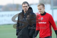 1. Bundesliga - Fußball - FC Ingolstadt 04 - Training - Interimstrainer Michael Henke übernimmt Training bis neuer Cheftrainer gefunden ist. Im Gespräch mit Florent Hadergjonaj (33, FCI)