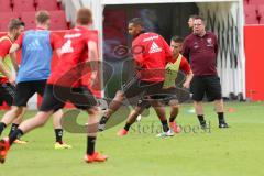 1. Bundesliga - Fußball - FC Ingolstadt 04 - 1. Training unter neuem Cheftrainer Markus Kauczinski (FCI) - Cheftrainer Markus Kauczinski (FCI) rechts schaut zu