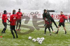 1. BL - Saison 2016/2017 - FC Ingolstadt 04 - Trainingsauftakt im neuen Jahr 2017 - Die Spieler beim warm machen - Foto: Meyer Jürgen