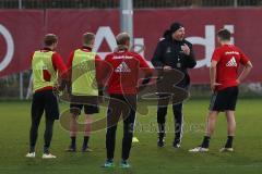 1. Bundesliga - Fußball - FC Ingolstadt 04 - 1. Training mit neuem Trainer - Cheftrainer Maik Walpurgis (FCI) erklärt laut Spielzüge, von links Moritz Hartmann (9, FCI) Sonny Kittel (21, FCI)  Tobias Levels (28, FCI) Robert Leipertz (13, FCI)