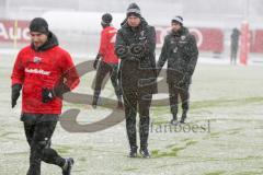 1. BL - Saison 2016/2017 - FC Ingolstadt 04 - Trainingsauftakt im neuen Jahr 2017 - Maik Walpurgis (Trainer FCI) beobachtet die Spieler - Markus Suttner (#29 FCI) - Foto: Meyer Jürgen