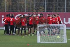 1. Bundesliga - Fußball - FC Ingolstadt 04 - 1. Training mit neuem Trainer - Cheftrainer Maik Walpurgis (FCI) - Ansprache beim Team, links hinten Co-Trainer Ovid Hajou (FCI) und rechts hinten Michael Henke