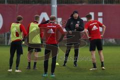 1. Bundesliga - Fußball - FC Ingolstadt 04 - 1. Training mit neuem Trainer - Cheftrainer Maik Walpurgis (FCI) erklärt laut Spielzüge, von links Moritz Hartmann (9, FCI) Sonny Kittel (21, FCI)  Tobias Levels (28, FCI) Robert Leipertz (13, FCI)