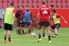 1. Bundesliga - Fußball - FC Ingolstadt 04 - 1. Training unter neuem Cheftrainer Markus Kauczinski (FCI) - Cheftrainer Markus Kauczinski (FCI) schaut beim Spiel zu, vorne Pascal Groß (10, FCI)