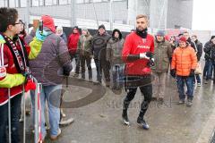 1. BL - Saison 2016/2017 - FC Ingolstadt 04 - Trainingsauftakt im neuen Jahr 2017 - Lukas Hinterseer (#16 FCI) - Fans - Foto: Meyer Jürgen