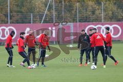 1. Bundesliga - Fußball - FC Ingolstadt 04 - Training - Interimstrainer Michael Henke übernimmt Training bis neuer Cheftrainer gefunden ist. Trainingsspiel mit Pascal Groß (10, FCI) Tobias Levels (28, FCI) Roger de Oliveira Bernardo (8, FCI) Romain Bréger