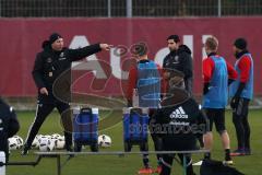 1. Bundesliga - Fußball - FC Ingolstadt 04 - 1. Training mit neuem Trainer - Cheftrainer Maik Walpurgis (FCI) - links Cheftrainer Maik Walpurgis (FCI) erklärt laut Spielzüge, rechts hinten Co-Trainer Ovid Hajou (FCI)