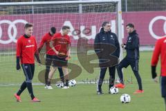 1. Bundesliga - Fußball - FC Ingolstadt 04 - Training - Interimstrainer Michael Henke übernimmt Training bis neuer Cheftrainer gefunden ist. Im Gespräch mit Pascal Groß (10, FCI)