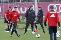 1. Bundesliga - Fußball - FC Ingolstadt 04 - Training - Interimstrainer Michael Henke übernimmt Training bis neuer Cheftrainer gefunden ist. Im Gespräch mit Pascal Groß (10, FCI)