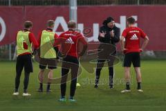 1. Bundesliga - Fußball - FC Ingolstadt 04 - 1. Training mit neuem Trainer - Cheftrainer Maik Walpurgis (FCI) erklärt laut Spielzüge, von links Moritz Hartmann (9, FCI) Sonny Kittel (21, FCI)  Tobias Levels (28, FCI) Robert Leipertz (13, FCI)