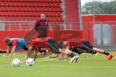 1. Bundesliga - Fußball - FC Ingolstadt 04 - 1. Training unter neuem Cheftrainer Markus Kauczinski (FCI) - Liegestütze, Cheftrainer Markus Kauczinski (FCI) schaut genau zu