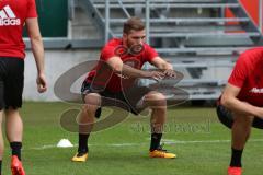 1. Bundesliga - Fußball - FC Ingolstadt 04 - 1. Training unter neuem Cheftrainer Markus Kauczinski (FCI) - Neuzugang Robert Leipertz (13, FCI)