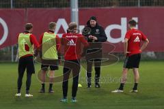 1. Bundesliga - Fußball - FC Ingolstadt 04 - 1. Training mit neuem Trainer - Cheftrainer Maik Walpurgis (FCI) erklärt laut Spielzüge, von links Moritz Hartmann (9, FCI) Sonny Kittel (21, FCI)  Tobias Levels (28, FCI) Robert Leipertz (13, FCI)