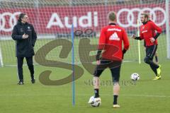 1. Bundesliga - Fußball - FC Ingolstadt 04 - Training - Interimstrainer Michael Henke übernimmt Training bis neuer Cheftrainer gefunden ist, links gibt Anweisungen.