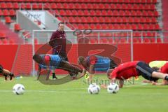 1. Bundesliga - Fußball - FC Ingolstadt 04 - 1. Training unter neuem Cheftrainer Markus Kauczinski (FCI) - Liegestütze, Cheftrainer Markus Kauczinski (FCI) schaut genau zu