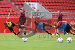 1. Bundesliga - Fußball - FC Ingolstadt 04 - 1. Training unter neuem Cheftrainer Markus Kauczinski (FCI) - Gymnastik, Cheftrainer Markus Kauczinski (FCI) schaut genau zu