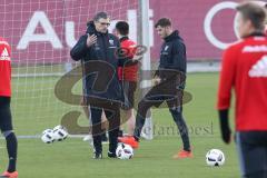 1. Bundesliga - Fußball - FC Ingolstadt 04 - Training - Interimstrainer Michael Henke übernimmt Training bis neuer Cheftrainer gefunden ist. Im Gespräch mit Pascal Groß (10, FCI)