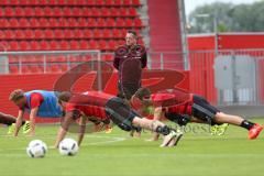 1. Bundesliga - Fußball - FC Ingolstadt 04 - 1. Training unter neuem Cheftrainer Markus Kauczinski (FCI) - Liegestütze, Cheftrainer Markus Kauczinski (FCI) schaut genau zu