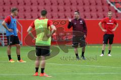 1. Bundesliga - Fußball - FC Ingolstadt 04 - 1. Training unter neuem Cheftrainer Markus Kauczinski (FCI) - Cheftrainer Markus Kauczinski (FCI) gibt Anweisungen