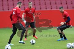 1. Bundesliga - Fußball - FC Ingolstadt 04 - 1. Training unter neuem Cheftrainer Markus Kauczinski (FCI) - von links Torwart Christian Ortag (39, FCI) Hauke Wahl (17, FCI) und Torwart Fabijan Buntic (24, FCI)