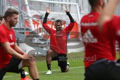 1. Bundesliga - Fußball - FC Ingolstadt 04 - 1. Training unter neuem Cheftrainer Markus Kauczinski (FCI) - lacht mit dem trainer Marvin Matip (34, FCI)