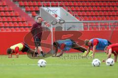 1. Bundesliga - Fußball - FC Ingolstadt 04 - 1. Training unter neuem Cheftrainer Markus Kauczinski (FCI) - Liegestütze, Cheftrainer Markus Kauczinski (FCI) schaut genau zu