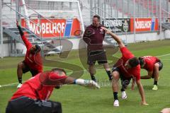 1. Bundesliga - Fußball - FC Ingolstadt 04 - 1. Training unter neuem Cheftrainer Markus Kauczinski (FCI) - Marvin Matip (34, FCI) und Cheftrainer Markus Kauczinski (FCI)