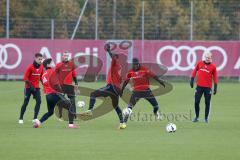 1. Bundesliga - Fußball - FC Ingolstadt 04 - Training - Interimstrainer Michael Henke übernimmt Training bis neuer Cheftrainer gefunden ist. Trainingsspiel mit Pascal Groß (10, FCI) Tobias Levels (28, FCI) Roger de Oliveira Bernardo (8, FCI) Romain Bréger