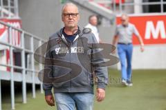 1. Bundesliga - Fußball - FC Ingolstadt 04 - 1. Training unter neuem Cheftrainer Markus Kauczinski (FCI) - Vorsitzender des Vorstandes Peter Jackwerth (FCI)