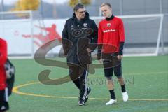 1. Bundesliga - Fußball - FC Ingolstadt 04 - Training - Interimstrainer Michael Henke übernimmt Training bis neuer Cheftrainer gefunden ist. Im Gespräch mit Florent Hadergjonaj (33, FCI)