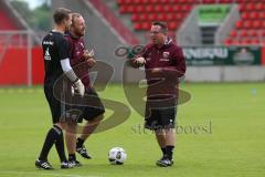 1. Bundesliga - Fußball - FC Ingolstadt 04 - 1. Training unter neuem Cheftrainer Markus Kauczinski (FCI) - von links Torwarttrainer Martin Scharfer (FCI), Co-Trainer Patrick Westermann (FCI) und Cheftrainer Markus Kauczinski (FCI) beobachten das Training