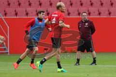 1. Bundesliga - Fußball - FC Ingolstadt 04 - 1. Training unter neuem Cheftrainer Markus Kauczinski (FCI) - Cheftrainer Markus Kauczinski (FCI) schaut beim Spiel zu, vorne Pascal Groß (10, FCI) und Tobias Levels (28, FCI)