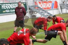 1. Bundesliga - Fußball - FC Ingolstadt 04 - 1. Training unter neuem Cheftrainer Markus Kauczinski (FCI) - Cheftrainer Markus Kauczinski (FCI) lacht mit Pascal Groß (10, FCI) und Marvin Matip (34, FCI)