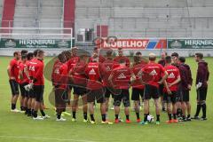 1. Bundesliga - Fußball - FC Ingolstadt 04 - 1. Training unter neuem Cheftrainer Markus Kauczinski (FCI) - rechts Ansprache zum Team auf dem Feld Trainerteam um Cheftrainer Markus Kauczinski (FCI)