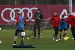 1. Bundesliga - Fußball - FC Ingolstadt 04 - 1. Training mit neuem Trainer - Cheftrainer Maik Walpurgis (FCI) - mitte Cheftrainer Maik Walpurgis (FCI) erklärt laut Spielzüge, links Stefan Lex (14, FCI) Maurice Multhaup (31, FCI)