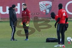 1. Bundesliga - Fußball - FC Ingolstadt 04 - 1. Training mit neuem Trainer - Cheftrainer Maik Walpurgis (FCI) - Cheftrainer Maik Walpurgis (FCI) mit Torwart Örjan Haskjard Nyland (1, FCI)