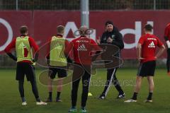 1. Bundesliga - Fußball - FC Ingolstadt 04 - 1. Training mit neuem Trainer - Cheftrainer Maik Walpurgis (FCI) erklärt laut Spielzüge, von links Moritz Hartmann (9, FCI) Sonny Kittel (21, FCI)  Tobias Levels (28, FCI) Robert Leipertz (13, FCI)