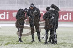 1. BL - Saison 2016/2017 - FC Ingolstadt 04 - Trainingsauftakt im neuen Jahr 2017 - Maik Walpurgis (Trainer FCI) im Gespräch mit Ovid Hajou (Co-Trainer FCI) - Foto: Meyer Jürgen