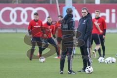 1. Bundesliga - Fußball - FC Ingolstadt 04 - Training - Interimstrainer Michael Henke übernimmt Training bis neuer Cheftrainer gefunden ist, rechts gibt Anweisungen. links Torwarttrainer Martin Scharfer (FCI)