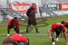 1. Bundesliga - Fußball - FC Ingolstadt 04 - 1. Training unter neuem Cheftrainer Markus Kauczinski (FCI) - Marvin Matip (34, FCI) und Cheftrainer Markus Kauczinski (FCI)