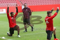 1. Bundesliga - Fußball - FC Ingolstadt 04 - 1. Training unter neuem Cheftrainer Markus Kauczinski (FCI) - Cheftrainer Markus Kauczinski (FCI) links Marvin Matip (34, FCI) und rechts Pascal Groß (10, FCI)