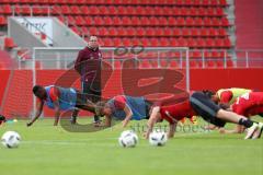 1. Bundesliga - Fußball - FC Ingolstadt 04 - 1. Training unter neuem Cheftrainer Markus Kauczinski (FCI) - Liegestütze, Cheftrainer Markus Kauczinski (FCI) schaut genau zu