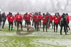 1. BL - Saison 2016/2017 - FC Ingolstadt 04 - Trainingsauftakt im neuen Jahr 2017 - Maik Walpurgis (Trainer FCI) spricht mit den Spielern - Die Spieler bilden einen Kreis - Foto: Meyer Jürgen