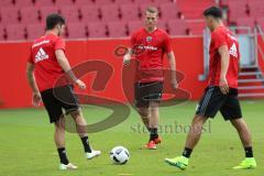 1. Bundesliga - Fußball - FC Ingolstadt 04 - 1. Training unter neuem Cheftrainer Markus Kauczinski (FCI) - von links Mathew Leckie (7, FCI) Nico Rinderknecht (22, FCI) Alfredo Morales (6, FCI)