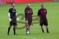 1. Bundesliga - Fußball - FC Ingolstadt 04 - 1. Training unter neuem Cheftrainer Markus Kauczinski (FCI) - von links Torwarttrainer Martin Scharfer (FCI), Co-Trainer Patrick Westermann (FCI) und Cheftrainer Markus Kauczinski (FCI) beobachten das Training