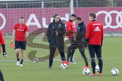 1. Bundesliga - Fußball - FC Ingolstadt 04 - Training - Interimstrainer Michael Henke übernimmt Training bis neuer Cheftrainer gefunden ist. Im Gespräch mit Pascal Groß (10, FCI)