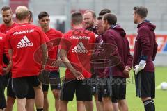 1. Bundesliga - Fußball - FC Ingolstadt 04 - 1. Training unter neuem Cheftrainer Markus Kauczinski (FCI) - rechts Ansprache zum Team auf dem Feld Trainerteam um Cheftrainer Markus Kauczinski (FCI)