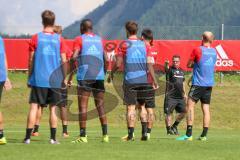 1. Bundesliga - Fußball - FC Ingolstadt 04 - Trainingslager - Vorbereitung - rechts hinten Cheftrainer Markus Kauczinski (FCI) gibt Anweisungen