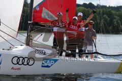 1. Bundesliga - Fußball - FC Ingolstadt 04 - Audi Sailing Experience - Siegerboot Alfredo Morales (6, FCI)  Maurice Multhaup (31, FCI) Torwart Örjan Haskjard Nyland (26, FCI)  und rechts Julian Autenreith